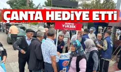 Pazar Yerinde Çanta Dağıttı