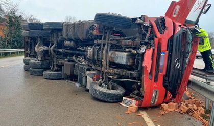 Dereyeri Mevkii'nde Tır Devrildi: 1 Yaralı