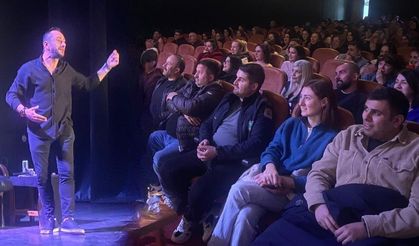Gerze’de Kahkaha Tufanı: Sedat Kaya Stand-Up Gösterisiyle Sahne Aldı