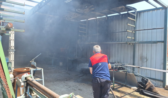 Gerze Küçük Sanayi Sitesi'nde Çıkan Yangın Korkuttu