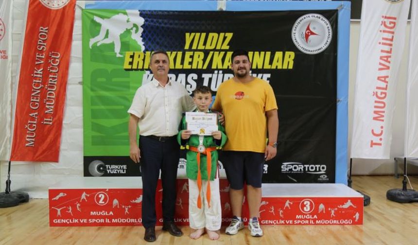 Türkiye Üçüncüsü Olan Genç Sporcu Madalyasını Hocasının Hocasından Aldı