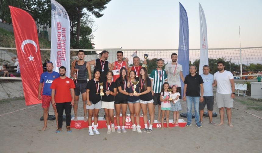 Gerze’de Plaj Voleybolu Turnuvası Coşkuyla Sona Erdi