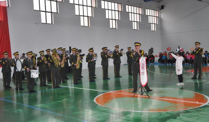 Askeri Bando Gerze’de Çocuklarla Buluştu